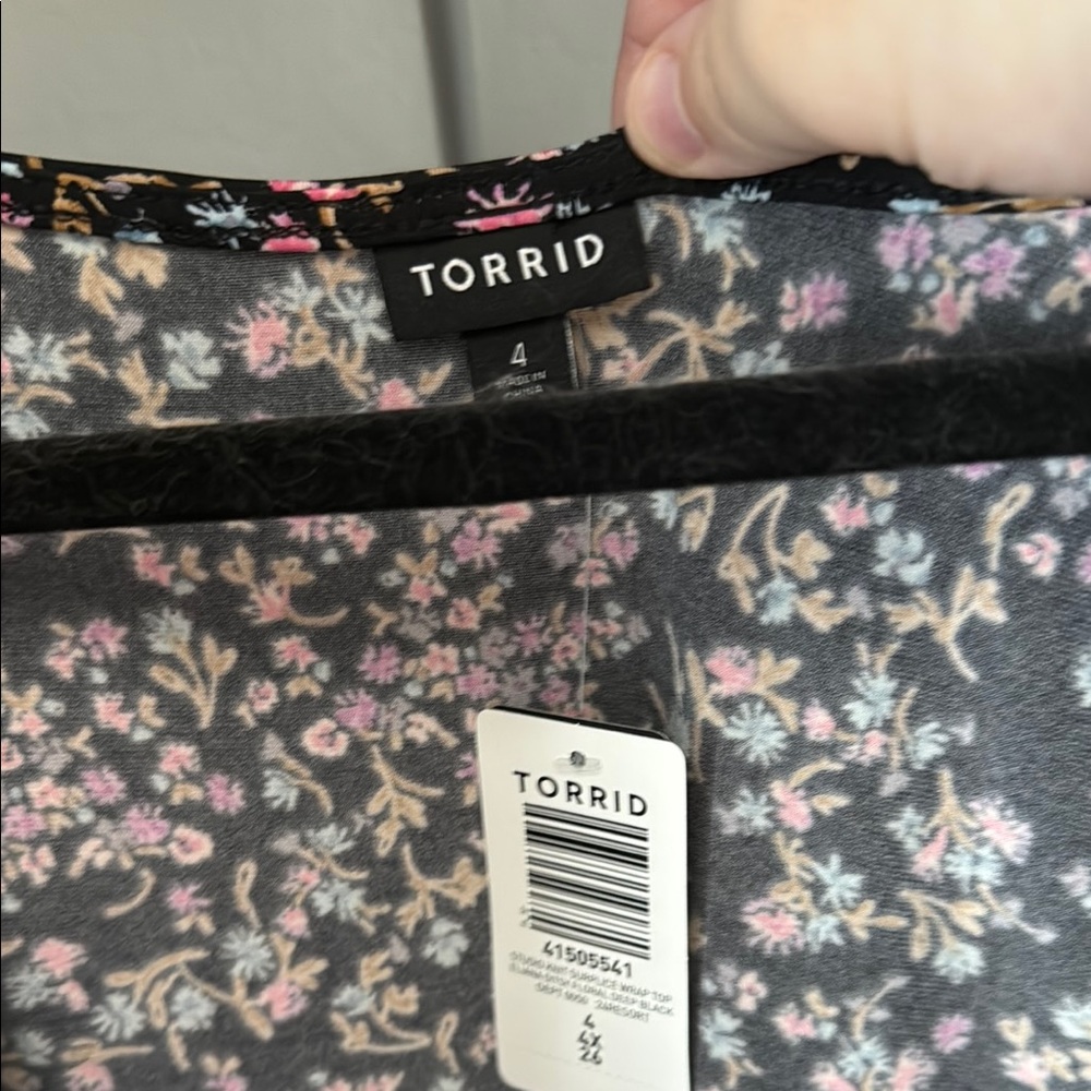 Torrid Black Floral V-Neck Top, NWT - Picture 3 of 4